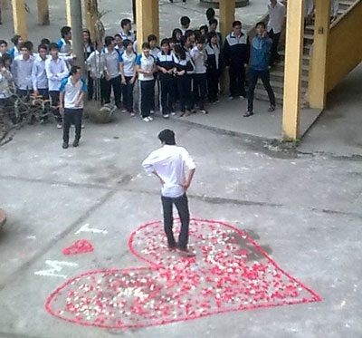 Học sinh Việt tỏ tình gây sốc khiến phụ huynh giật mình - 3
Chàng trai xếp hình trái tim để tỏ tình với cô gái