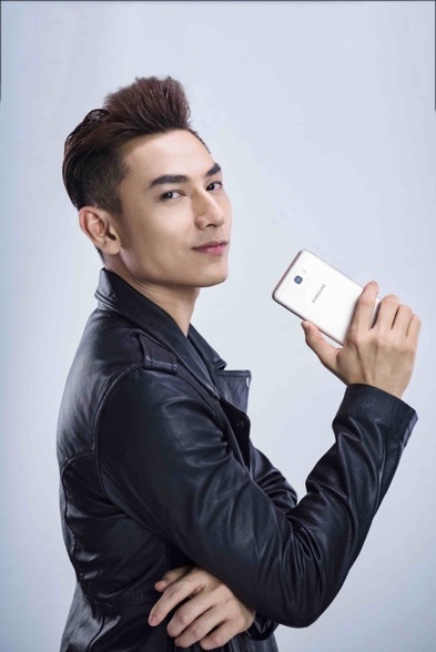 Galaxy J7 Prime - smartphone tầm trung đầu tiên của Samsung có bảo mật vân tay 1 chạm - 2 Hoàng tử Isaac rất thich cảm biến vân tay một chạm của Galaxy J7 Prime