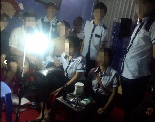 "Giật mình" dàn học sinh cấp 2 Kon Tum rủ nhau xăm trổ - 3
Một nhóm cả nam lẫn nữ rủ nhau đi xăm hình