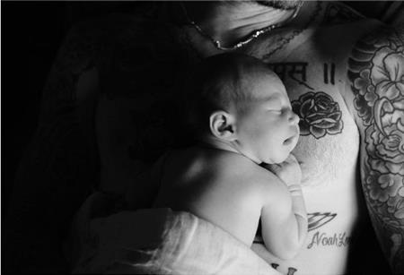 Thiên thần nhỏ của vợ chồng Adam Levine đã chính thức lộ diện! - 2 Hình ảnh bé Dusty Rose lần đầu tiên được chia sẻ tới người hâm mộ