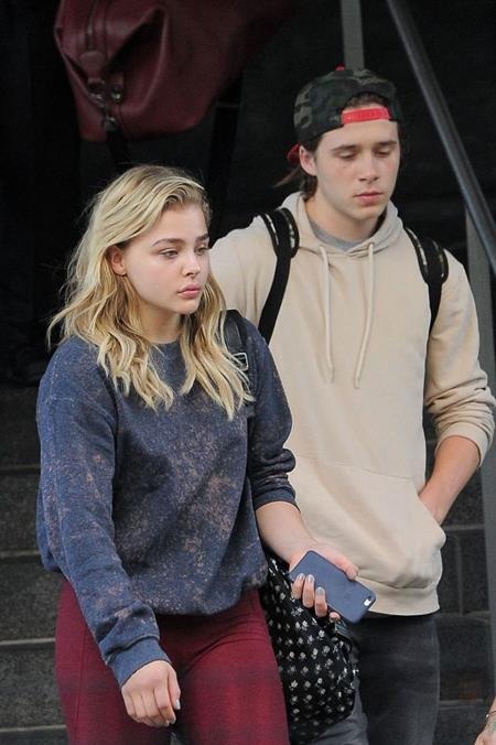 Sau khi chính thức tái hợp vào tháng 5 năm nay, cậu cả nhà Becks và nữ diễn viên 9x Chloe Moretz đã ngay lập tức trở thành đôi tình nhân trẻ được hâm mộ nhất nhì trong làng giải trí thế giới. Tuy nhiên, hạnh phúc ngắn chẳng tày gang khi chỉ sau vài tháng hẹn hò, cặp sao đã lại nhanh chóng “đường ai nấy đi”. Nguyên nhân cũng vì “xa mặt cách lòng”, trong khi Brookyn ở Anh với gia đình thì Chloe lại làm việc tại Hollywood. Từ đó, cặp sao cũng nảy sinh nhiều mâu thuẫn và chuyện chia tay là không thể tránh khỏi.