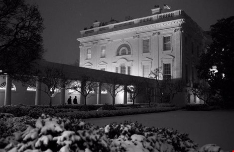 Tổng thống Obama và Chánh Văn phòng nội các Denis McDonough trở về Nhà trắng sau một ngày làm việc trong một đêm đầy tuyết 27-10-2013. Ảnh: AP