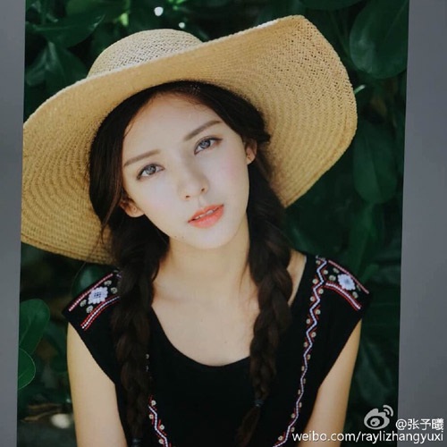 Tìm thấy “bản sao” cực kỳ xinh đẹp của hot girl Midu - 8
Cô được yêu mến nhờ vẻ đẹp mỏng manh, hiền dịu
