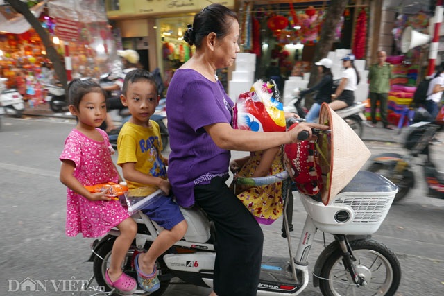 Chùm ảnh: Bình yên phố cổ Hà Nội - 10 Các cháu nhỏ được bà đưa đi mua sắm chuẩn bị cho Tết Trung thu.