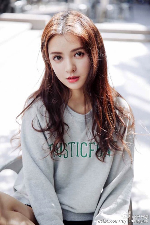 Tìm thấy “bản sao” cực kỳ xinh đẹp của hot girl Midu - 9
Ở một số góc nhìn, Dư Hi được nhận xét có nhiều nét sắc sảo hơn Midu