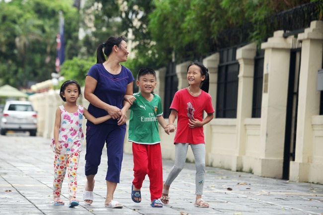 Chị Hiền quê Nam Định cùng 3 con lên Hà Nội từ sớm đến Lăng Bác