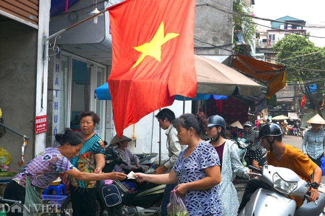 Chùm ảnh: Bình yên phố cổ Hà Nội - 11 Cảnh mua bán tại khu vực chợ Đồng Xuân.