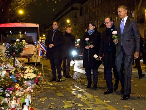 Tổng thống Obama đặt hoa tưởng niệm nạn nhân khủng bố Paris ngày 30-11-2015. Ảnh: NHÀ TRẮNG