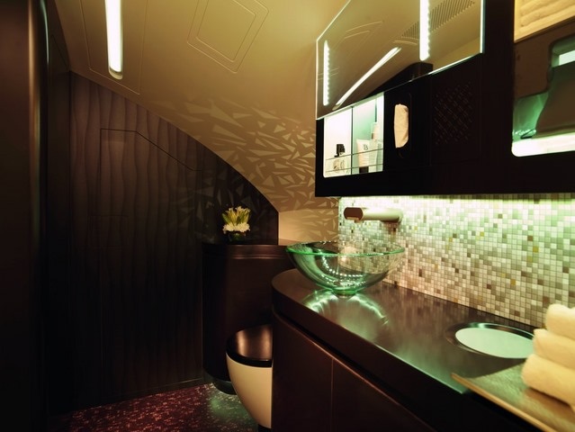 Choáng ngợp 10 khoang hạng nhất máy bay đắt đỏ nhất - 12 Phòng tắm trong khoang hạng nhất của Etihad.