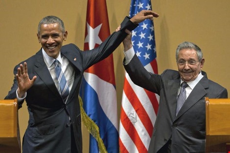 Tổng thống Obama (trái) và Chủ tịch Cuba Raul Castro tại cuộc họp báo chung trong chuyến thăm Cuba, ngày 21-3-2016. Ảnh: AP