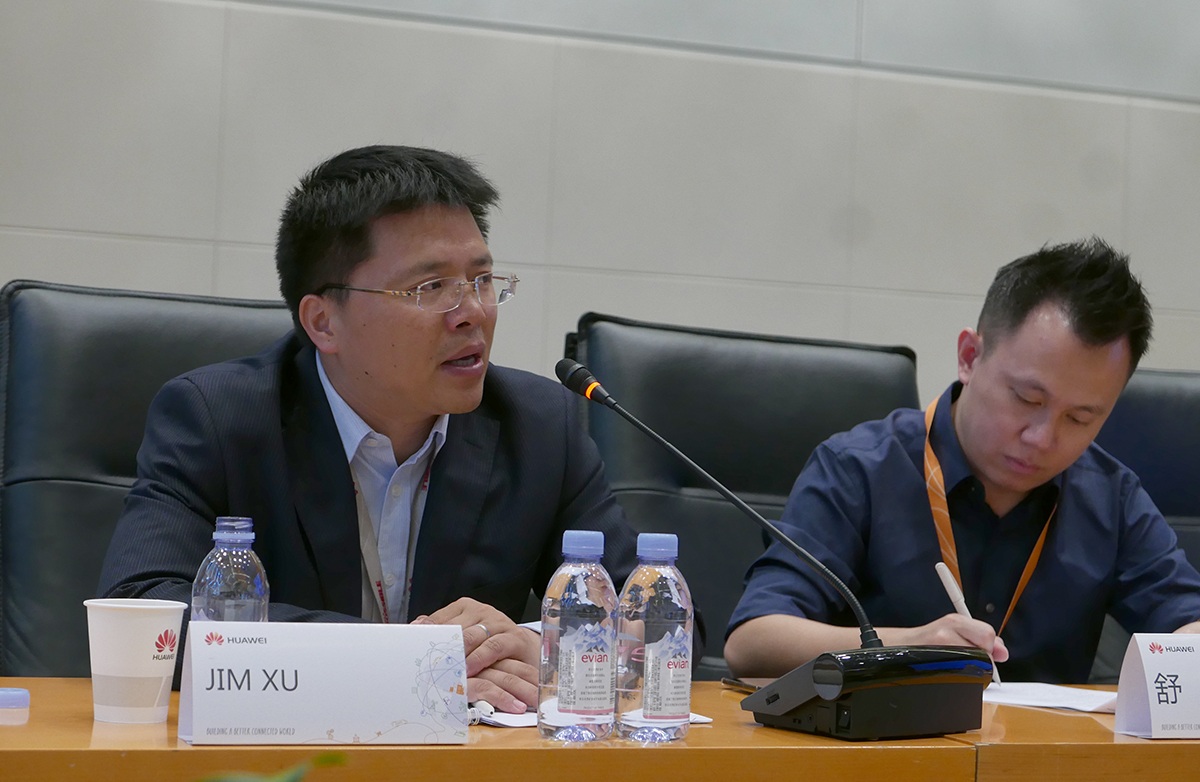 "Mộng bá vương" của Huawei - 3 Ông Jim Xu (bên trái) trao đổi với báo giới Việt Nam tại trụ sở Huawei tại trụ sở của hãng ở Thâm Quyến, Trung Quốc.