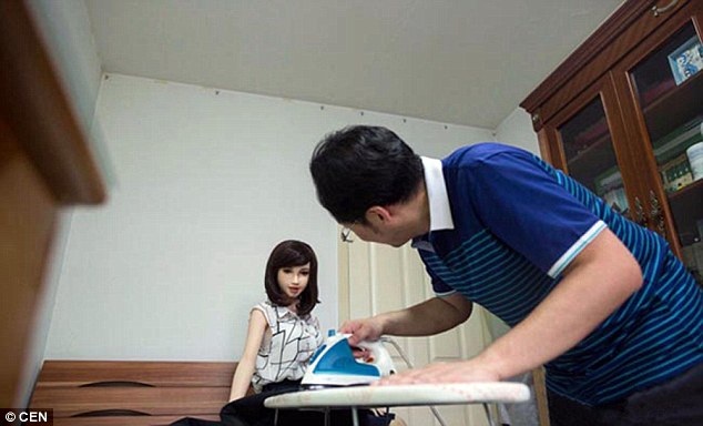 “Mối tình” kì lạ giữa người đàn ông Trung Quốc với búp bê tình dục - 3 “Mối tình” kì lạ giữa người đàn ông Trung Quốc với búp bê tình dục - 3