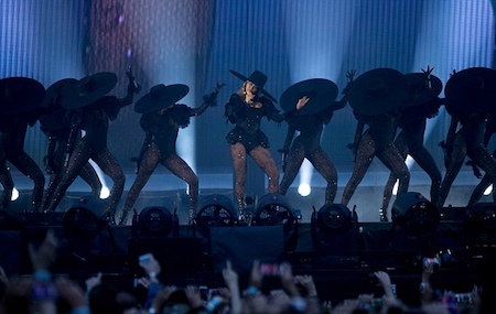 Beyoncé khoe vẻ đẹp “vạn người mê” trên sân khấu - 3 … và không kém phần mãn nhãn