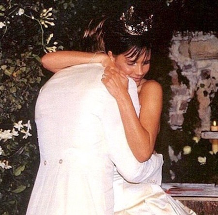 Vợ chồng David Beckham hạnh phúc kỉ niệm 17 năm ngày cưới - 3 Victoria còn đặc biệt chia sẻ thêm một hình ảnh xưa cũ của hai vợ chồng