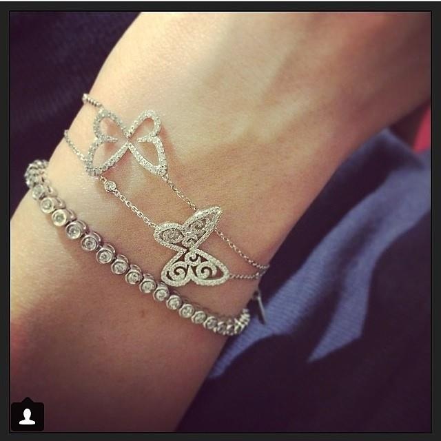 Chiếc lắc tay kiểu dáng mảnh Butterfly Garden của Messika được mix với chiếc vòng tay khác với kiểu dáng hạt đã tạo thành một set đồ hoàn hảo