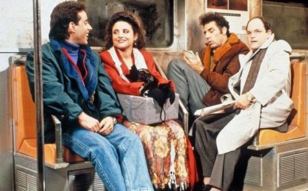 Muôn kiểu giấu bụng bầu quá đỗi tài tình của các sao - 3 Khi đóng bộ phim Seinfeld, nữ diễn viên Julia Louis-Dreyfus cũng đã mang thai. Để không ảnh hưởng tới diễn biến phim, các nhà sản xuất đã khéo léo để cho nhân vật của Julia luôn mặc áo khoác rộng và mang theo nhiều đồ dùng lớn như hộp quà tặng hay giỏ quần áo giặt ủi.