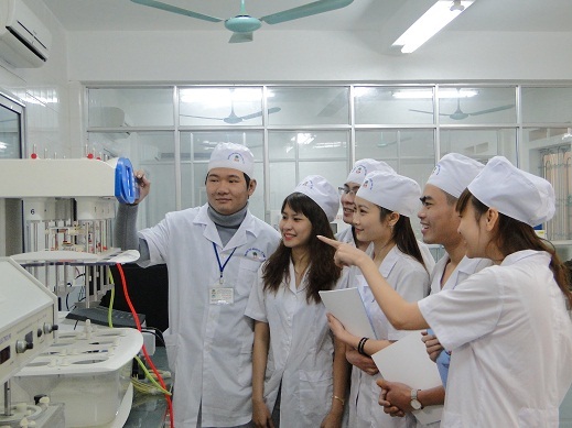 
Một giờ học thực hành tại Trung tâm Thí nghiệm.
