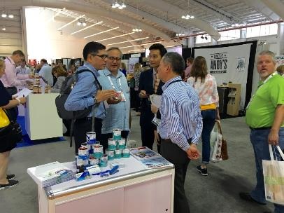 Sản phẩm sữa đặc của Vinamilk đã có mặt ở Mỹ - 3 Vinamilk và khách tham dự Hội chợ trao đổi và tìm kiếm cơ hội hợp tác