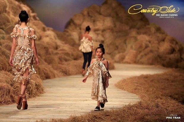 Siêu mẫu nhí Khánh Ngọc tự tin sải bước chuyên nghiệp trên sàn diễn - 3 Bé Khánh Ngọc trong show “Country Side” của NTK Đỗ Mạnh Cường