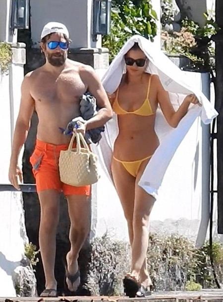 Bồ cũ của Ronaldo diện bikini bốc lửa, tình tứ bên người mới - 3 Bradley Cooper và Irina vừa đi nghỉ tại Lake Garda