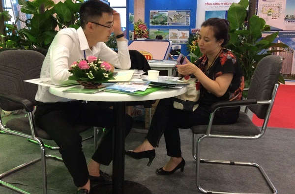 VNREA EXPO Hà Nội 2016: Sự quan tâm đặc biệt của khách hàng với căn hộ xanh EcoLife - 3 Capital House tư vấn khách hàng các lợi ích của dự án EcoLife Capitol khi áp dụng tiêu chí EDGE – IFC Worldbank Group
