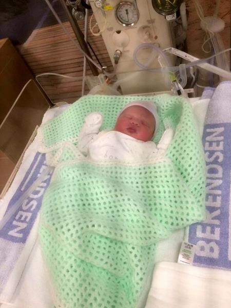 Dù suýt sinh trong nhà vệ sinh, bé Olivia vẫn ra đời hoàn toàn khỏe mạnh