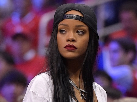 Trò Pokemon Go làm náo loạn show diễn của Beyoncé và Rihanna - 3 Rihanna “cấm cửa” trò Pokemon Go trong show diễn của mình
