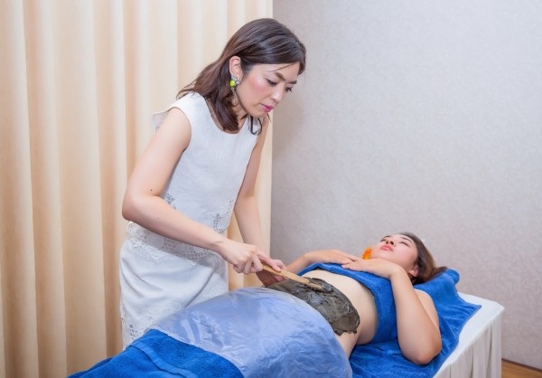 Giảm béo kiểu Nhật: Không mệt, không khổ mà vẫn hiệu quả - 3 Ca sĩ Bảo Trâm được bà Shizuka Sekiguchi trực tiếp đắp khoáng thạch và hướng dẫn thực hiện giảm cân.