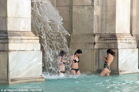 Hai nữ du khách nude đi ăn uống gây sốc - 4 3 cô gái diện bikini tắm trong đài phun nước cổ ở Rome