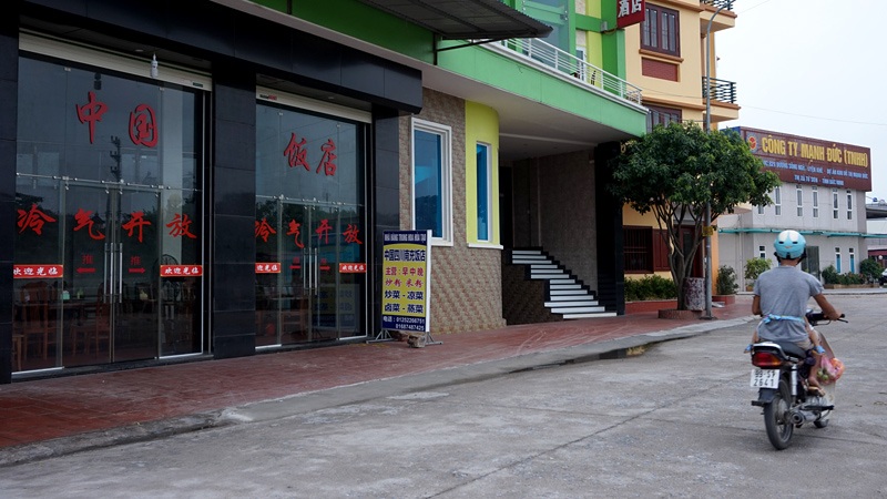 Khu "phố Tàu" tái xuất sát "nách" Thủ đô - 4
Nhà hàng ven sông Ngũ Huyện Khê thuộc dự án khu đô thị Mạnh Đức (thị xã Từ Sơn) với biển hiệu quảng cáo không có một chữ tiếng Việt nào.