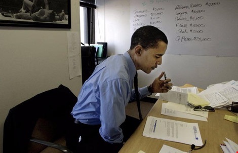 Thượng nghị sĩ Obama chuẩn bị cho một phiên tranh luận trên truyền hình với các thượng nghị sĩ Dân chủ khác ở Chicago ngày 16-3-2004. Ảnh: AP