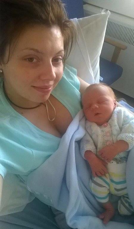 
Jackie bất ngờ lên cơn đau đẻ tại nơi làm việc
