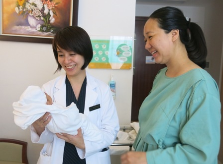 Lần đầu áp dụng phương pháp truyền ối cứu thai nhi sinh non ở miền Bắc - 3 BS Nguyễn Thu Hoài, Khoa Sản Vinmec Times City chia sẻ niềm vui mẹ tròn con vuông với chị Thanh