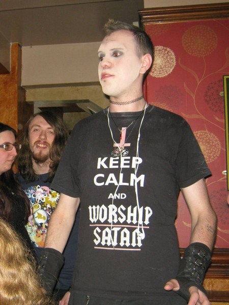 Anh: Uống máu, ngủ trong quan tài như ma cà rồng - 4
Darkness quyết định làm ma cà rồng trong suốt 13 năm qua.