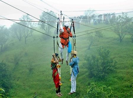 Treo mình trên không làm đám cưới - 3 Linh mục 35 tuổi đã phải bỏ qua nghi lễ “saat pheras” với đống lửa cầu chúc điều tốt lành