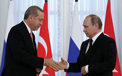 Thổ Nhĩ Kỳ đổi mục tiêu ưu tiên và đối tác giải quyết vấn đề Syria? - 4 Mối quan hệ ấm dần giữa Nga và Thổ Nhĩ Kỳ khiến phương Tây lo ngại. (Ảnh: arabamericannews)