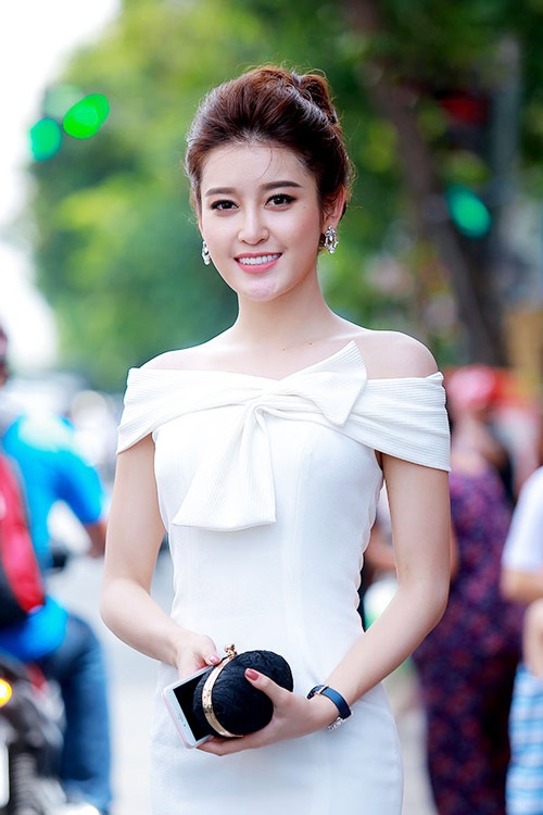 Á hậu Huyền My: "Không cho phép mình cẩu thả mỗi lần xuất hiện" - 3 Huyền My luôn tỏa sáng bởi cô biết cách chăm chút cho nhan sắc của mình một cách có hiểu biết