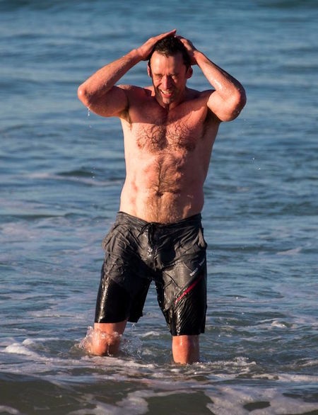 “Người sói” Hugh Jackman gây sốc với thân hình quá đỗi gợi cảm - 3 Hugh Jackman không ngại ngần khi khoe ra tấm thân săn chắc, cuồn cuộn cơ bắp
