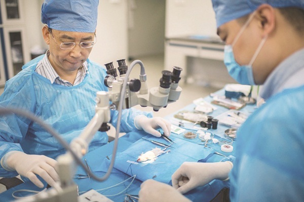 Phẫu thuật ghép đầu người: Triển vọng và những nghi ngờ - 4 BS. Xiaoping Ren trong ca phẫu thuật nối đầu cho chuột