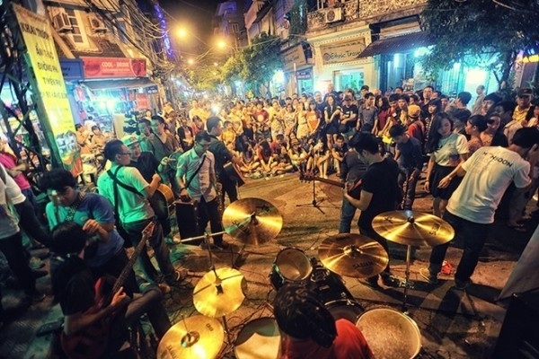 Những địa điểm vui chơi 2/9 hấp dẫn trong và ngoài Hà Nội - 4
Dịp 2/9, không thể không ghé thăm chợ đêm phố cổ với nhiều mặt hàng đa dạng và hòa mình vào không gian đi bộ với âm nhạc đường phố cùng các món ăn ngon.