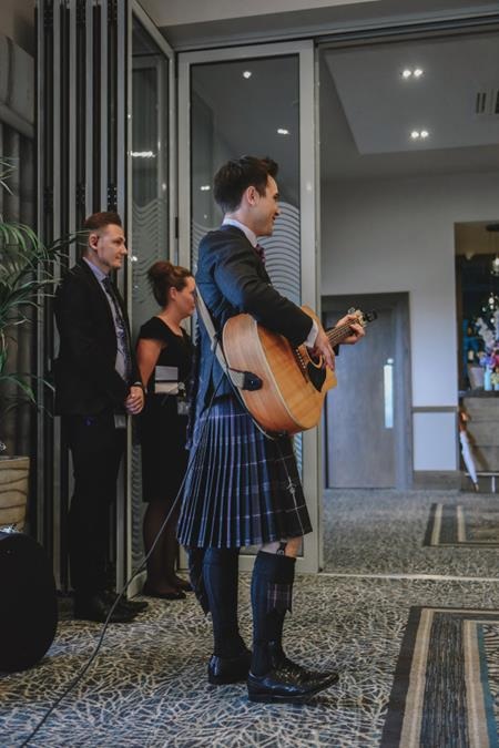 Chú rể vừa đệm đàn vừa hát tặng vợ