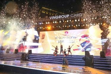 Bùng nổ với đêm nhạc “Vingroup card: Một tấm thẻ - Vạn món quà” - 3 Yến Trang bùng nổ trong ca khúc Waiting for you