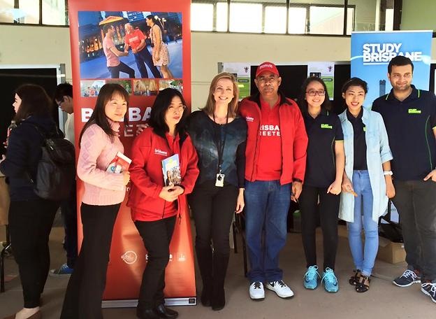 Nữ sinh Việt trở thành Đại sứ sinh viên quốc tế Brisbane Úc - 3
Mai Phương (thứ 3 từ phải sang) cùng đại diện của Brisbane Marketing, Brisbane Greeter và các Đại sứ SV