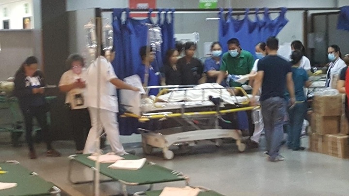 Nổ lớn ở Philippines, Tổng thống Duterte thoát nạn - 4 Nạn nhân bị thương được đưa vào Trung tâm Y tế Nam Philippines. Ảnh: CNN