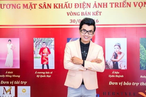 Ký Quốc Đạt xuất hiện từ khá sớm và gây ấn tượng mạnh với ban tổ chức cũng như các thí sinh tham gia tranh tài tại vòng bán kết cuộc thi ‘Gương mặt sân khấu điện ảnh triển vọng 2016 bởi sự cởi mở, thân thiện, trẻ trung và nụ cười trên môi.