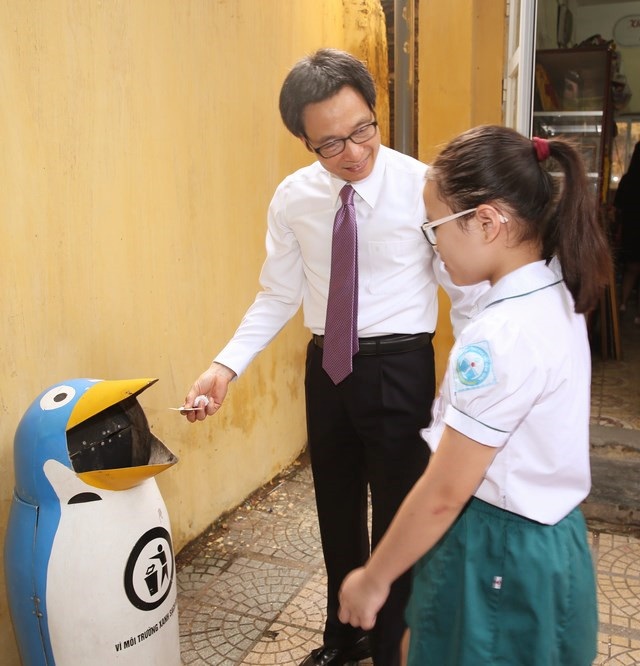 PTT Vũ Đức Đam bất ngờ đến dự khai giảng trường Tiểu học Việt Nam-Cuba - 3
Phó Thủ tướng hướng dẫn các cháu nhỏ tự giác nhặt rác trong sân trường.