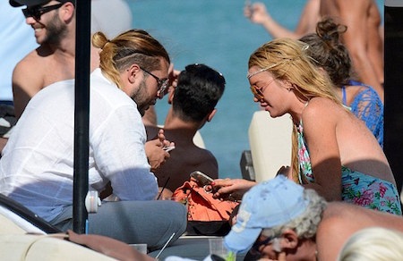 Cặp đôi đã bị “bắt quả tang” hẹn hò tại Hy Lạp