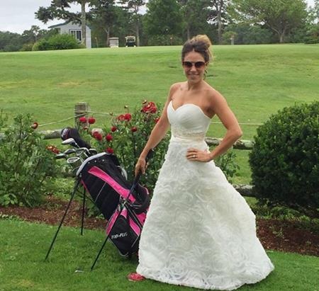 Samantha mặc váy cưới khi đi đánh golf