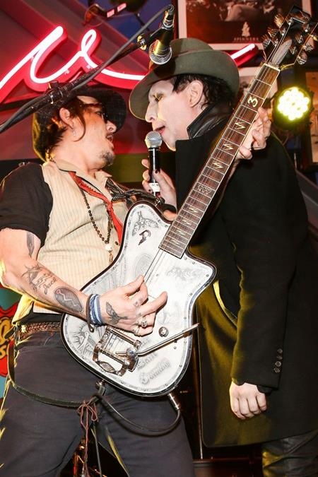 Ly dị vợ, Johnny Depp càng phấn khởi đi tour - 3 Bỏ lại mọi tai tiếng, Johnny Depp sẵn sàng “cháy” hết mình trên sân khấu