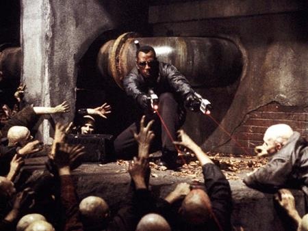 Phong cách nhạy cảm đầy cổ điển của đạo diễn Guillermo del Toro đã tìm được đúng thời điểm bùng nổ với những thước phim vừa cao trào, kịch tính lại vừa máu lửa và tinh tế như “Blade II”.